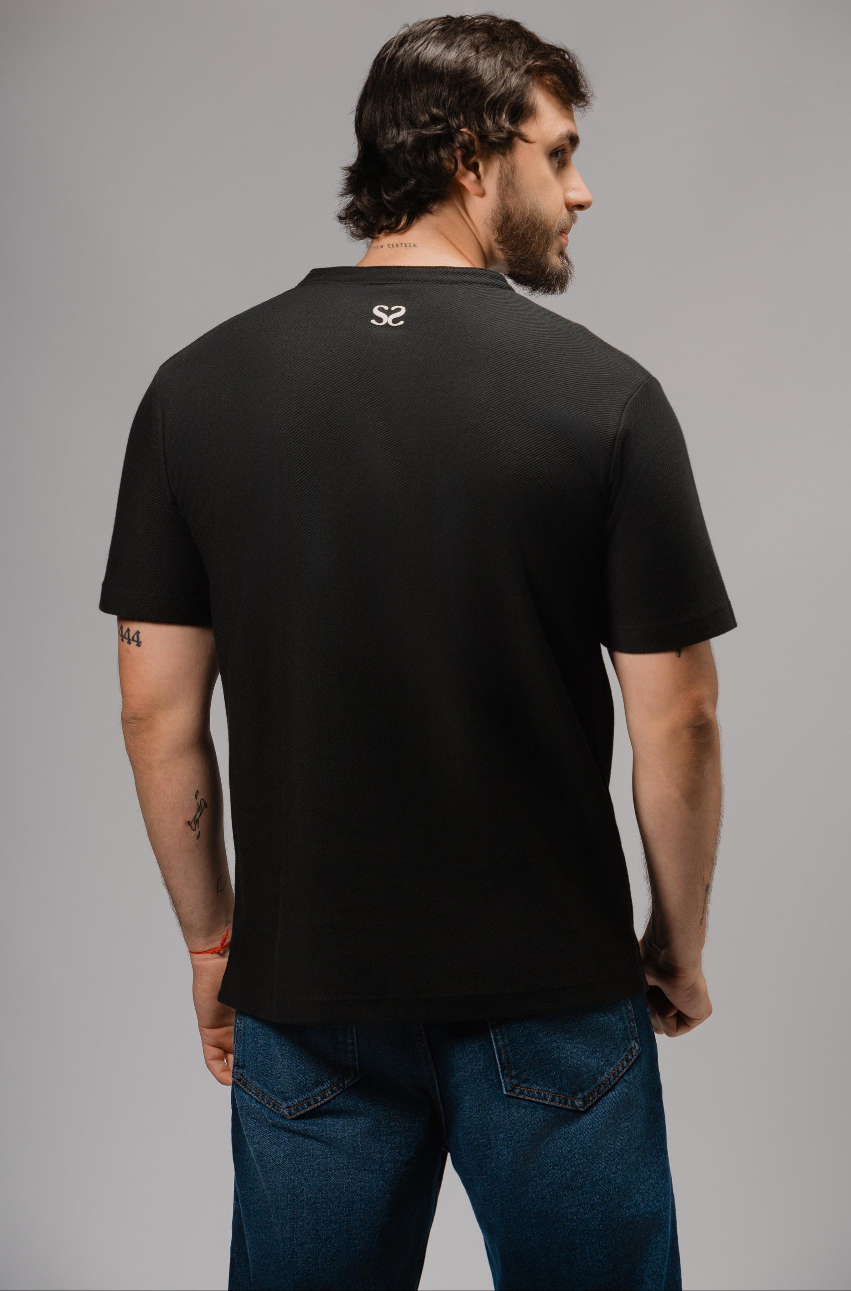 T-SHIRT V